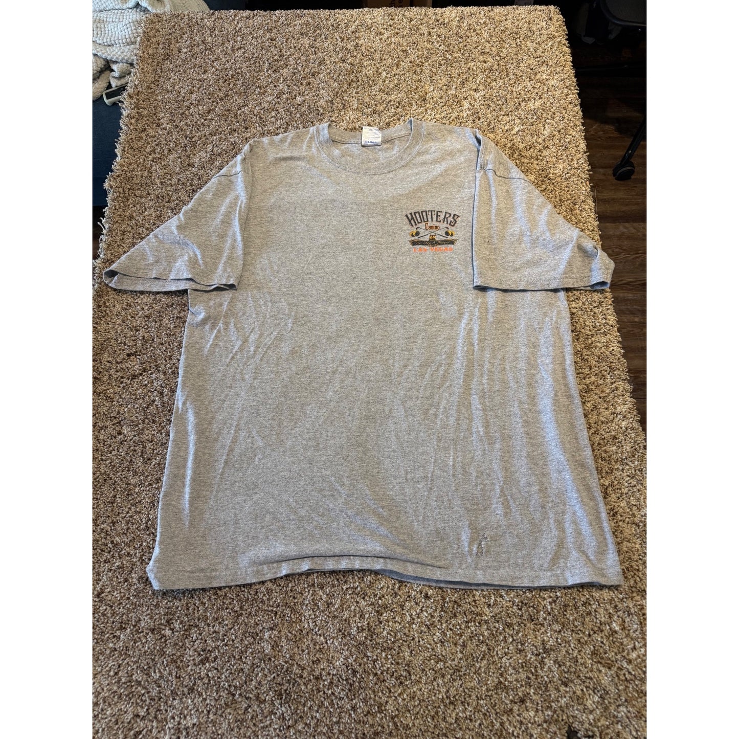 Hooters Casino Las Vegas Graphic T-Shirt Men's XL Gray Golf Girls Back Print
