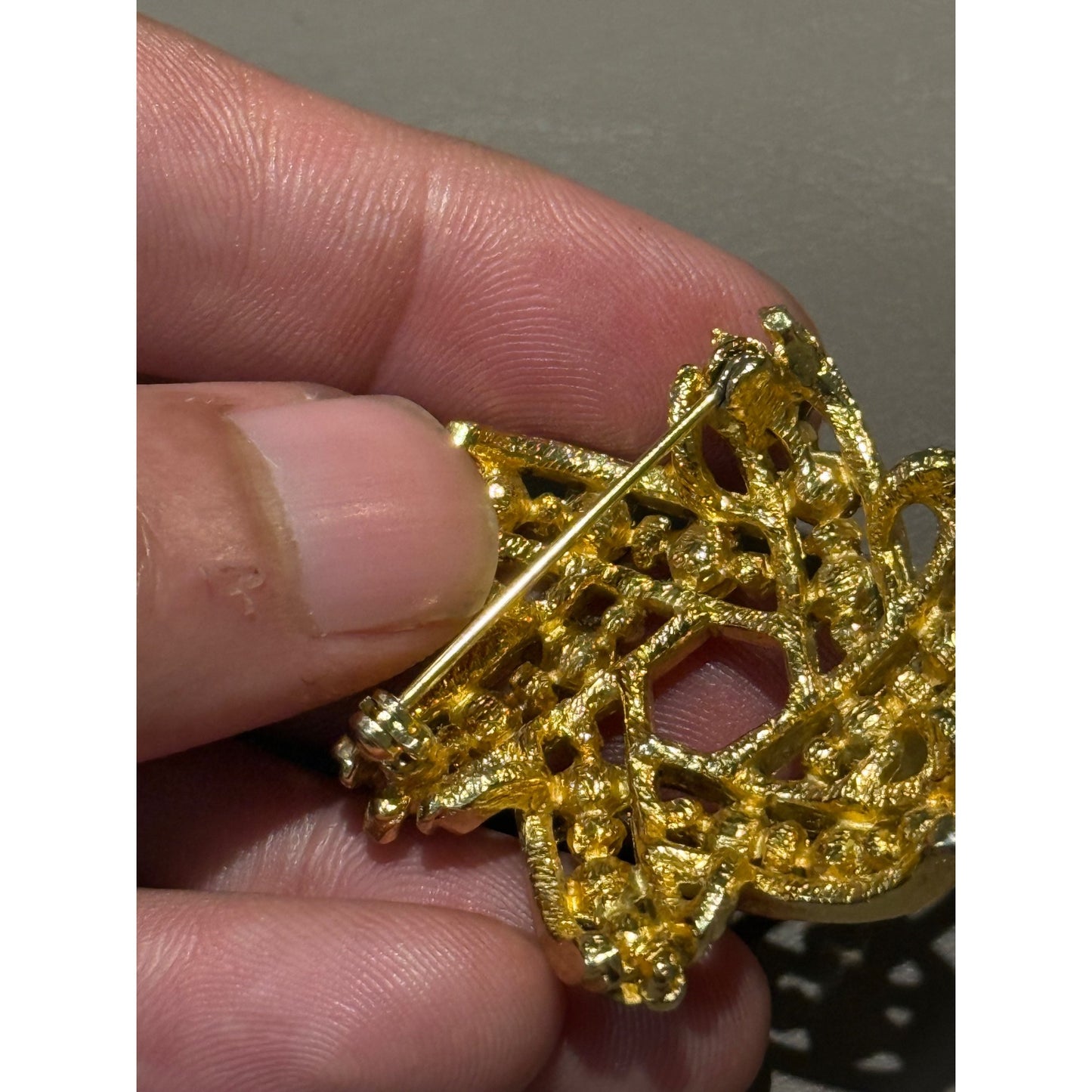 Vintage Gold Tone Green Rhinestone Brooch Pinwheel Swirl Emerald Pin